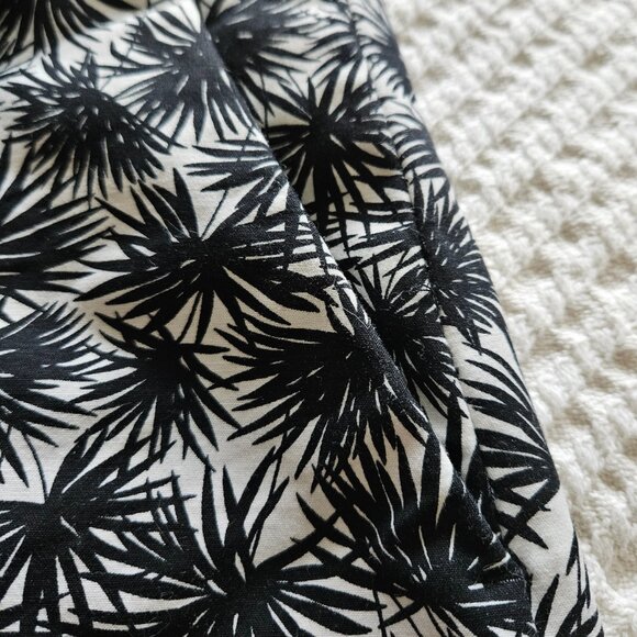 Michael Kors Black/White Palm Print Wrap Front Skort w/Front Pockets Size 8 - Picture 4 of 11